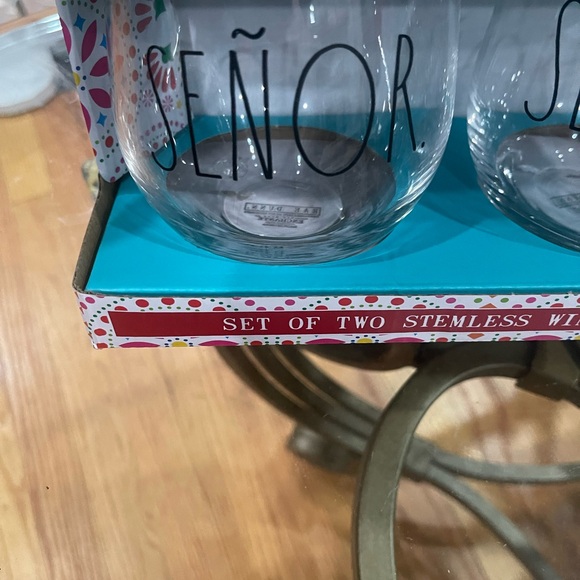 🆕 Rae Dunn Señor & Señorita Set of 2 Stemless Wine Glasses. New in Box and NWT - Picture 4 of 10